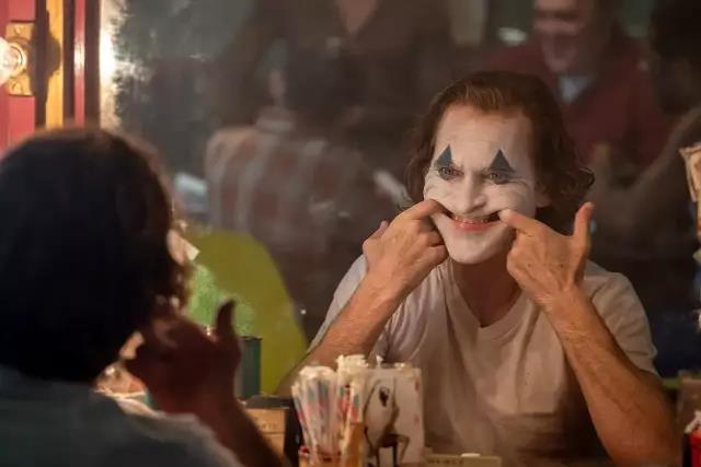 电影《小丑》终极预告公布,新版超出想象-夏末浅笑
